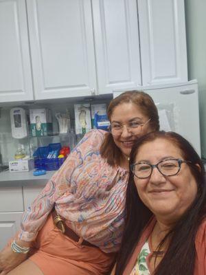 En la oficina medica lab doctor con mi hermana.