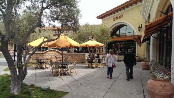 Pet can enjoy outdoor Dining