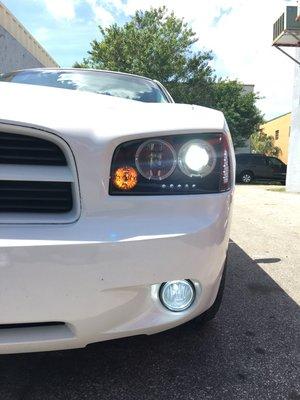 2008 Dodge Charger - Install aftermarket headlamps low beam HID 5000 and fog light 5000k.