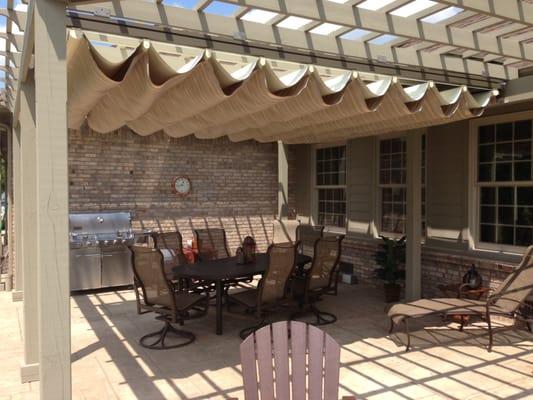 Horizon retractable shade