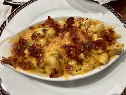 Baked macaroni and cheese with bacon and cheddar cheese.