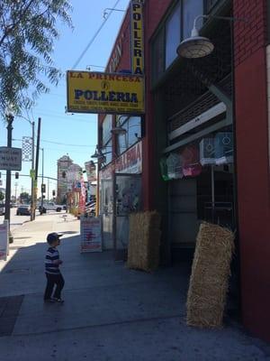 Entrance with sign: chickens, turkeys, rabbits, quail, ducks, squab, pollos, pavos, conejos, palomas, patos, codornices.