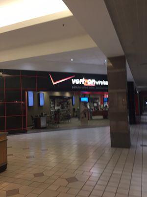 Verizon Wireless -- Colonial Park Mall : 4600 Jonestown Road / Route 22, Harrisburg            Storefront