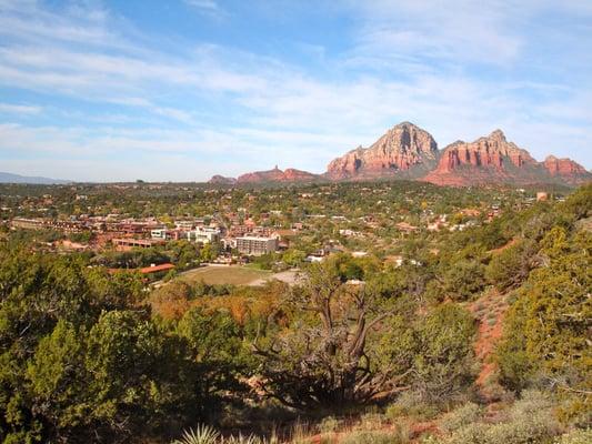 Sedona is nestled in the Verde Valley surrounded by the magnificent beauty of the red rocks.