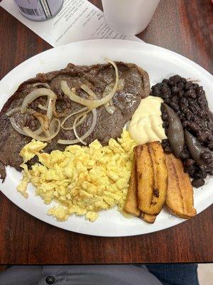 Carne asada con huevos, frijoles