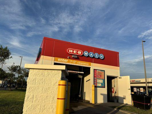 Beautiful day at H-E-B carwash!