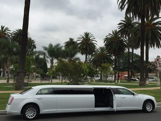 2014 White 10 passenger Chrysler 300 5th door limousine please call or text 747-999-5030 for more info