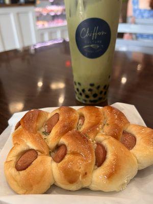 My snack, hot dog garlic bread with my matcha tea