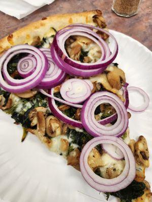 Spinach and mushroom, add-on raw onion