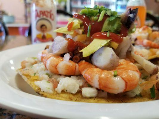 Tostadas de ceviche, camaron y pulpo.