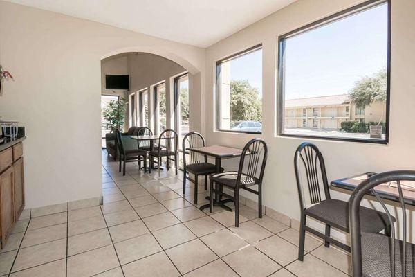 Breakfast Sitting Area