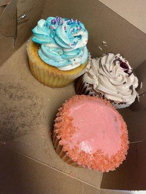 Vanilla, chocolate w strawberry filling and strawberry cupcakes (we ate the German chocolate ;)