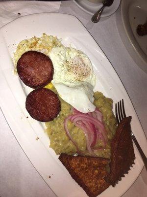 Mangu con los tres golpes(huevos, salami y queso frito)