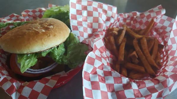 Cheeseburger with fries