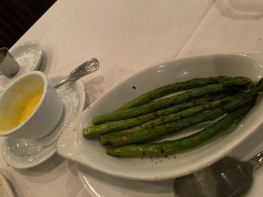 Asparagus with hollandaise sauce