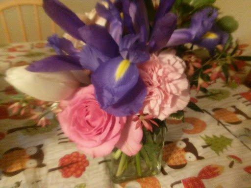 blurry photo but this is what the delivered flowers looked like.