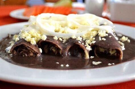 Mole enchiladas