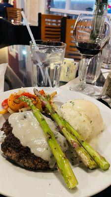 Hamburger steak w/gravy, onions and bell peppers. Side tonight was asparagus! Amazingly delicious!