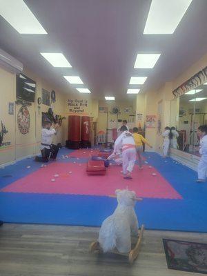 At the end of the class, a nice snowball fight: kids against the master. Everybody loves it