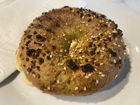 Lemon spinach bagel with Lemon hummus spread