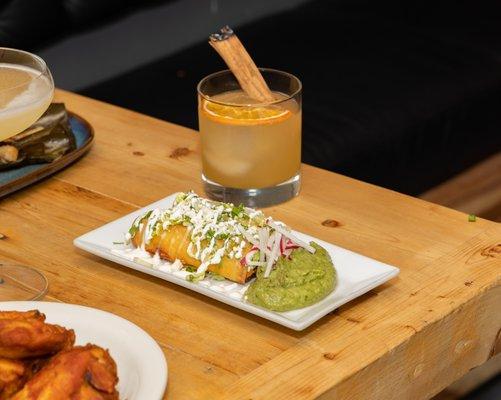 FLAUTAS DE QUESO,GUACAMOLE SAUCE ,SOUR CREAM