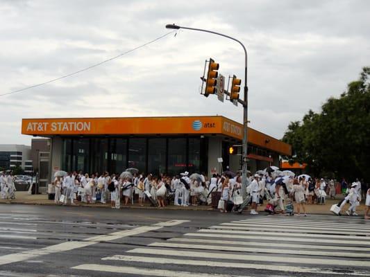 One of the many staging areas where participants learned the event location less than an hour before Diner en Blanc, from their leader