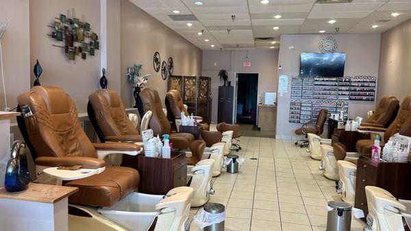 Daisy nails West St. Paul pedicure area. 8 chairs total.