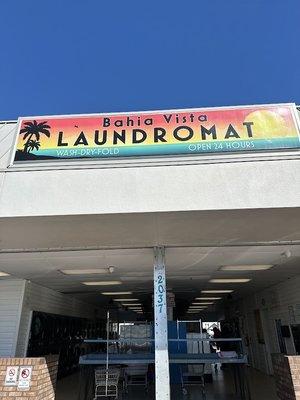 Bahia Vista Laundromat in Sarasota, Florida is a classic open-air laundromat in a friendly neighborhood offering Wash, Dry & Fold services.