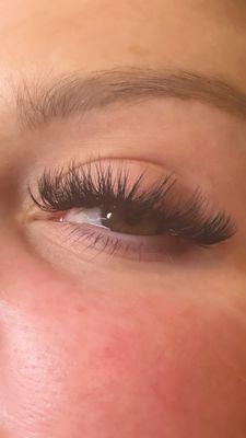 Wispy hybrid lashes