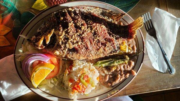 Mojarra al Mojo de Ajo: fried fish in garlic butter