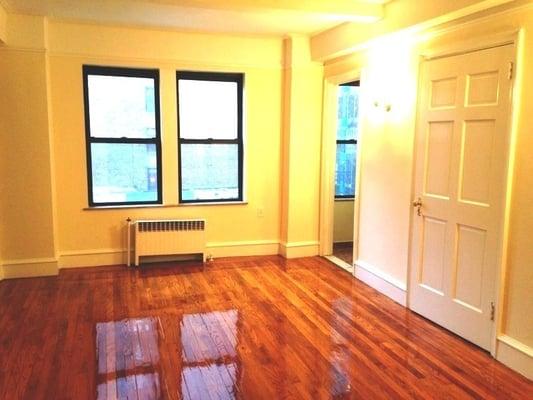 Murray Hill Studio $2400 MINT,Move-IN NOW, 2 Elevator, 24hrDoorman, Laundry, LiveIn Super, 2 LARGE Closets, big semi eat in kitchen, BRIGHT