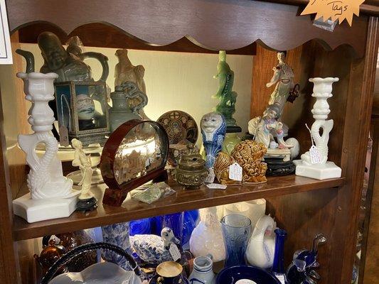 A shelf with Chinese/Japanese antique decor.