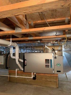 Pride in workmanship demonstrated by this difficult crawlspace installation.  A beautiful job with a Lennox PureAir top rated air cleaner.