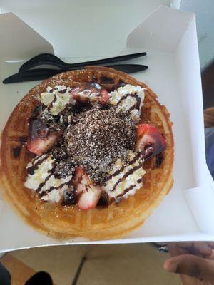 Great place and service, tried the #3. Oreo Passion Waffle,  Original Milk Black Tea, and  #7. Almond Romantic Waffle, delish