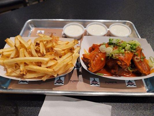 Buffalo wings with fries