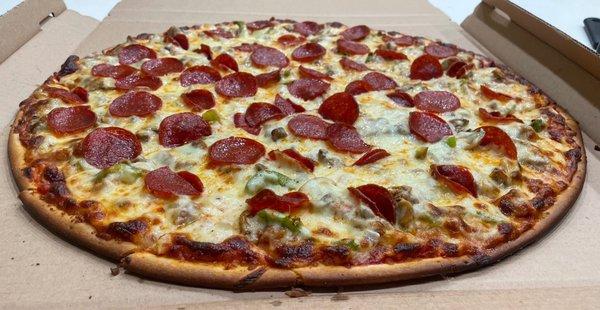 Pepperoni, sausage, green pepper, onions - extra thin and crispy - by order.