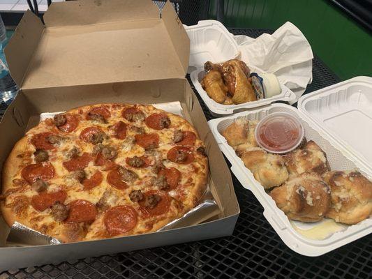 Small pepperoni and sausage pizza, six garlic knots, five bbq wings.