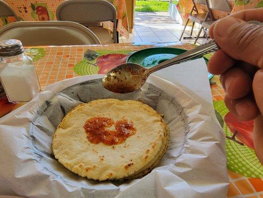 Tortilla con salsa I sal