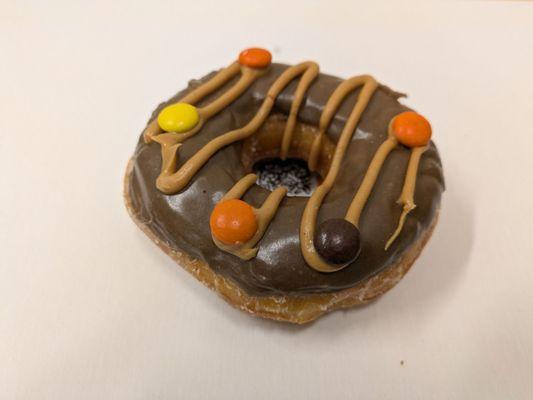 @endoedibles on Instagram 12/10/24
 
 Peanut Butter Reese's Pieces Doughnut