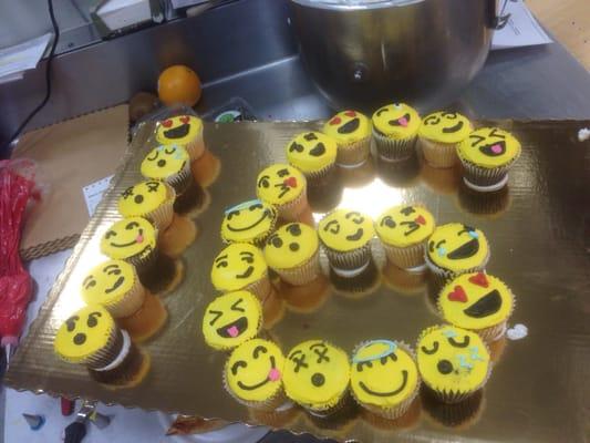 Emoji cupcakes!!