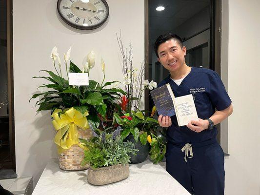 Dr. Han received cards and flowers from his collogues and long-term following patients when he just opened this office!