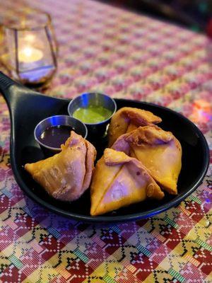 @eatingsfrom - samosas