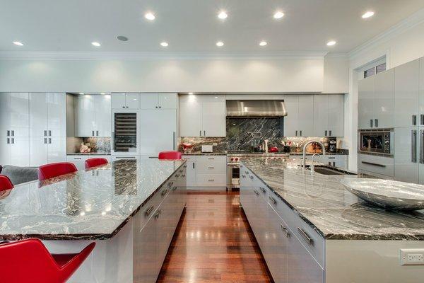 Gourmet Kitchen w/ Miehle and Viking appliance, 2 huge islands.  River North.