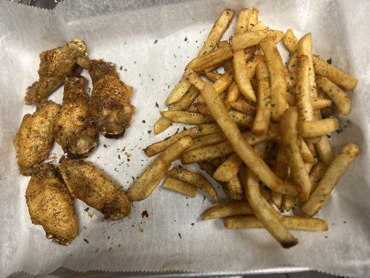 Traditional wings with fries