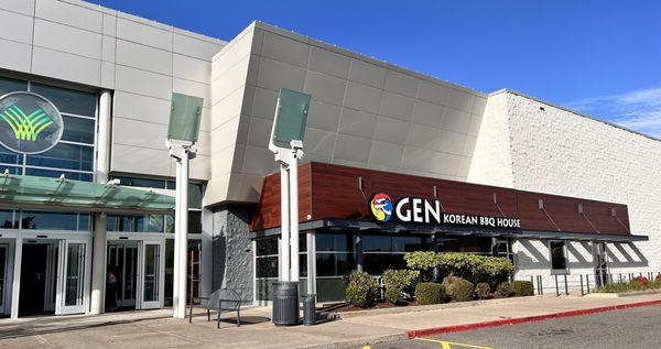 Exterior of Gen restaurant of Washington Square mall