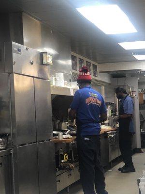 DO NOT GO TO THIS WAFFLE HOUSE DURING COVID BECAUSE THE COOKS DO NOT WEAR MASK !!! Don't GO HERE !!!!