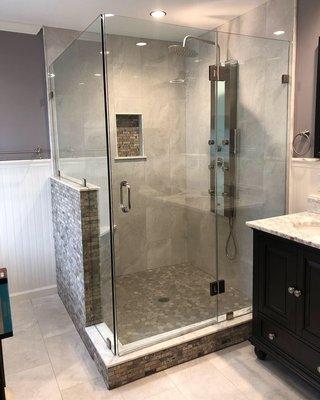 Beautiful 90° shower door with half wall L shaped panel