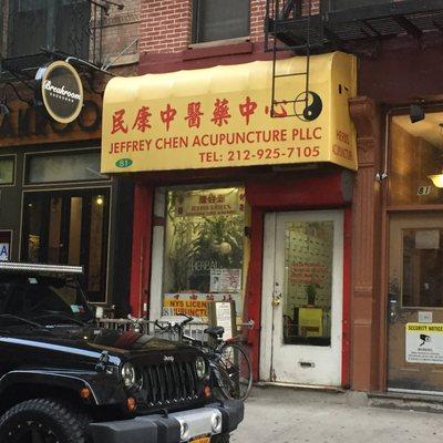 The front of Dr. Chen's store.