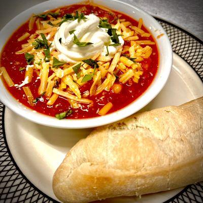 Home made chili with cheddar cheese & sour cream