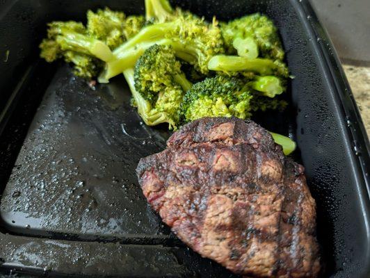 My 6 oz filet w/broccoli from the lunch menu.